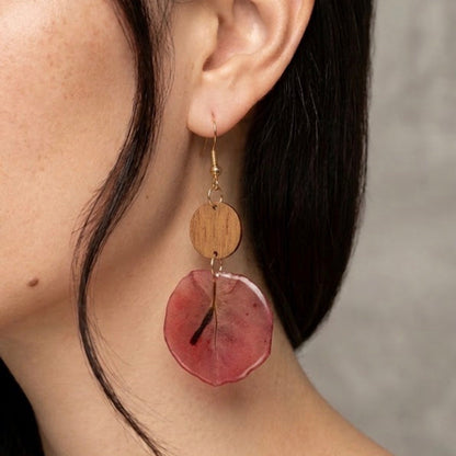 Pendientes largos con pétalos de buganvilla