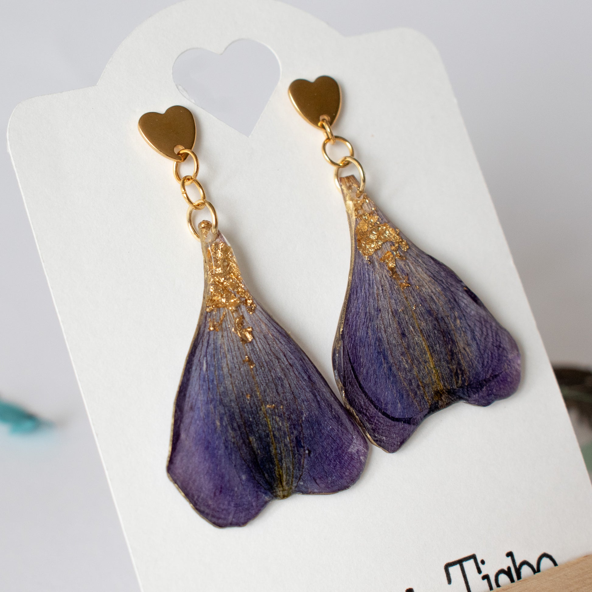 Pendientes con astromelia morada real prensada.  Acero 