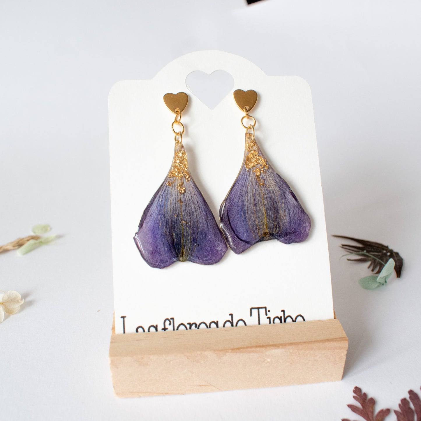 Pendientes con astromelia morada real prensada.  Acero 