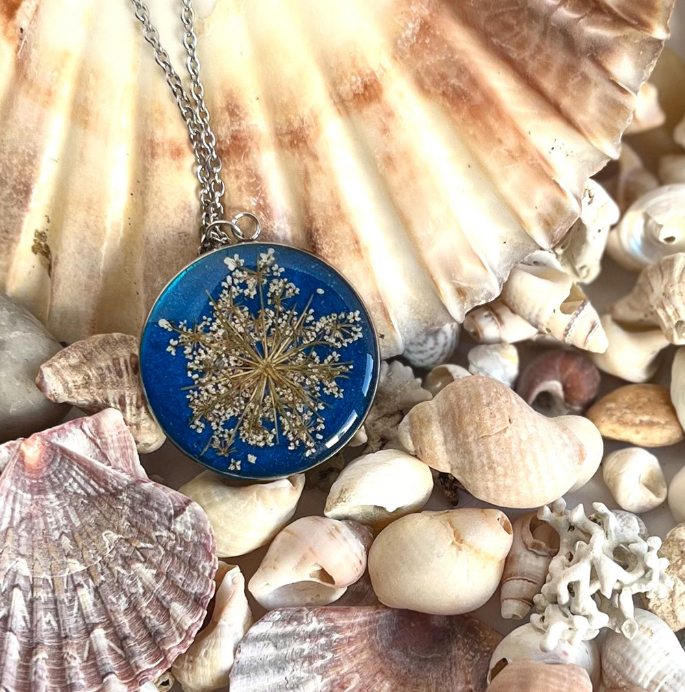 Colgante azul con encaje de la reina Ana