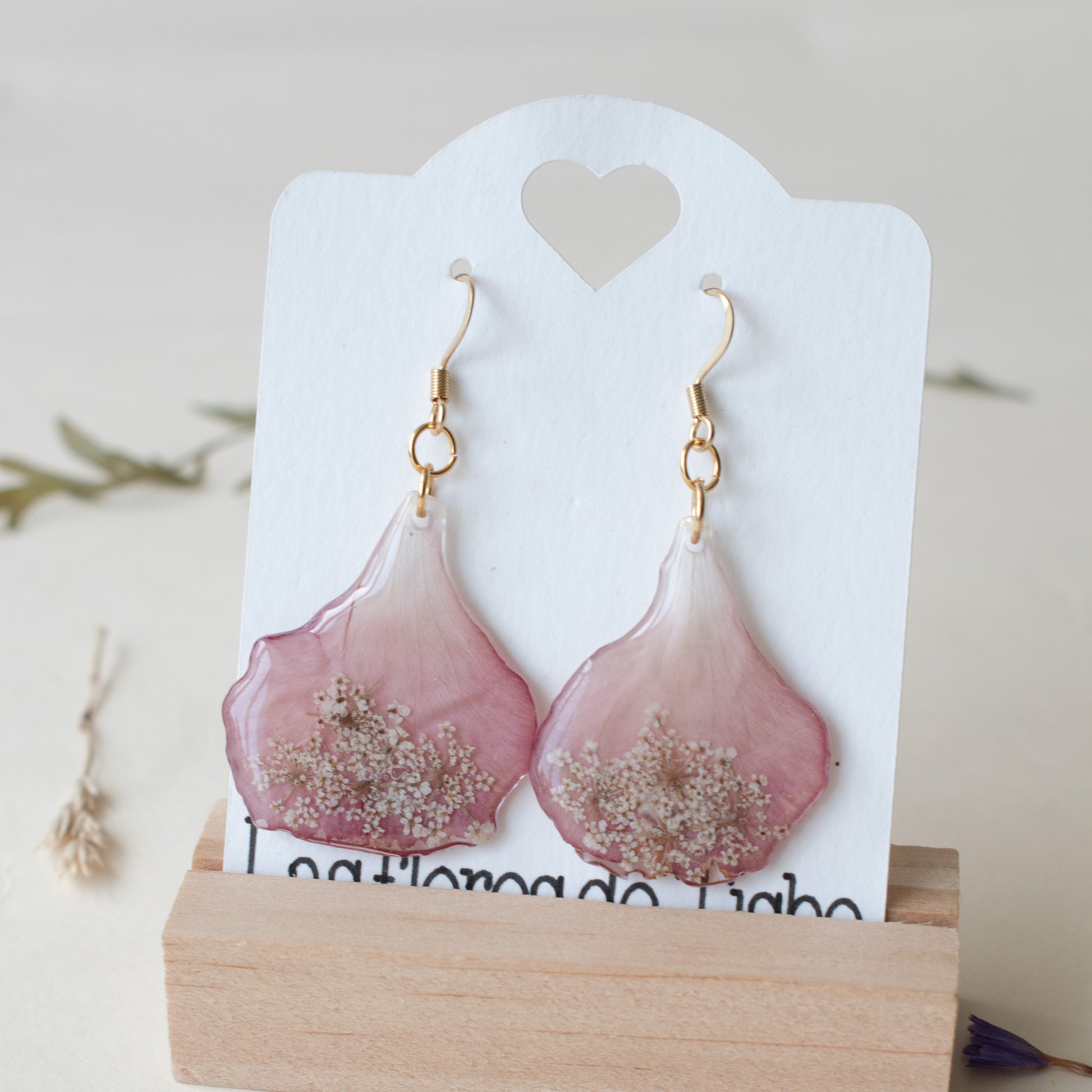 pendientes con geranio y encaje reina ana prensados