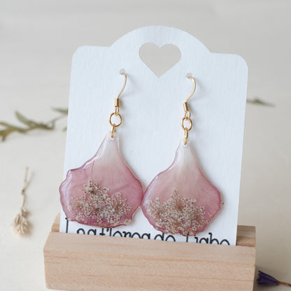 pendientes con geranio y encaje reina ana prensados