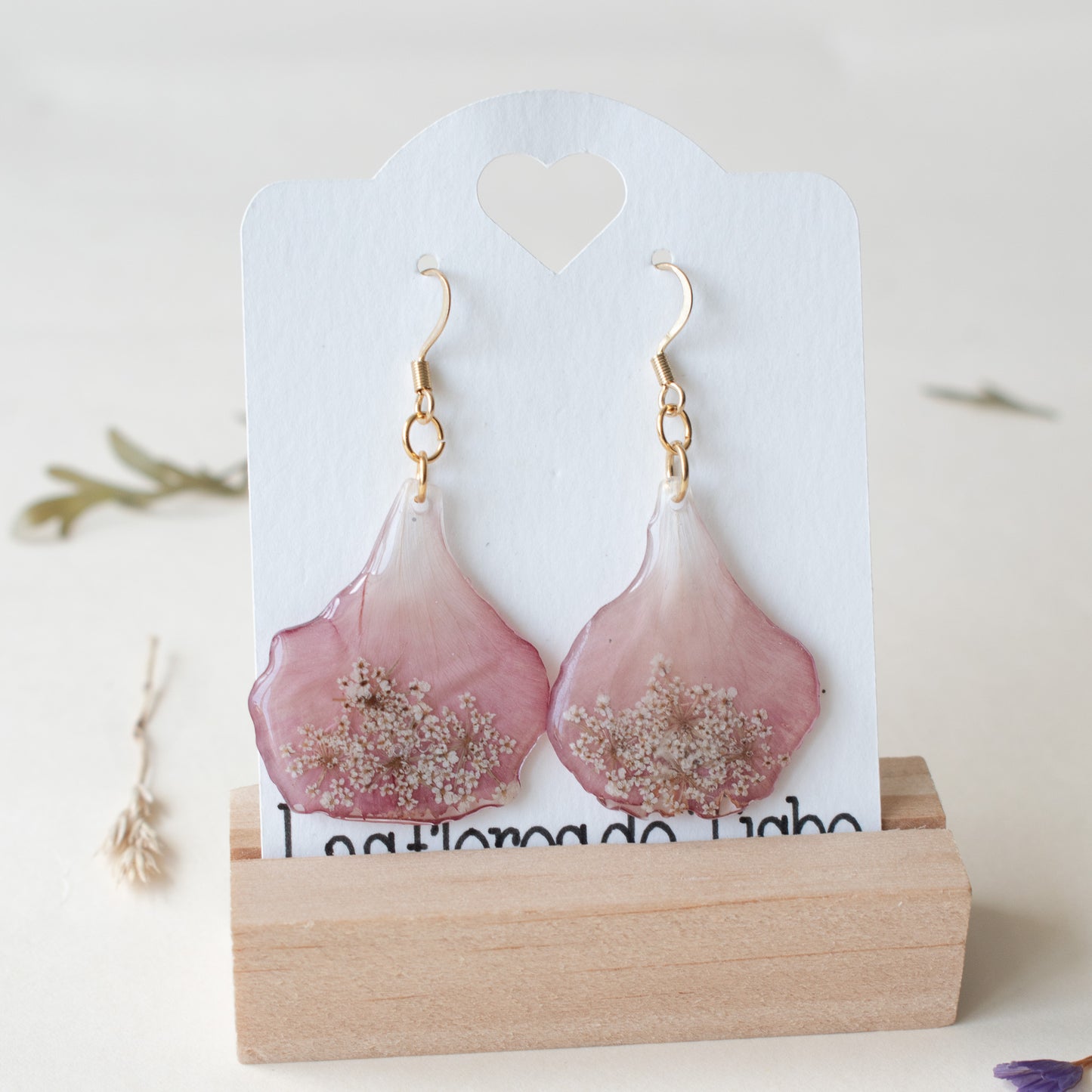 pendientes con geranio y encaje reina ana prensados