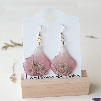 pendientes con geranio y encaje reina ana prensados