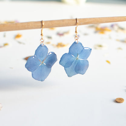 Pendientes con flor de hortensia real prensada