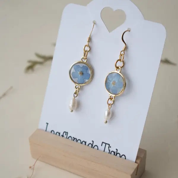 Pendientes largos con flor nomeolvides y perla de rio