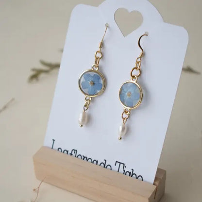Pendientes largos con flor nomeolvides y perla de rio